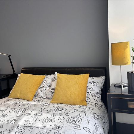 Entire House Floor Perfect For Couples & Freelancers - Available For Single Too Hotel Londra Exterior foto