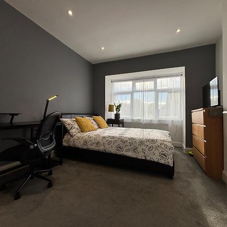 Entire House Floor Perfect For Couples & Freelancers - Available For Single Too Hotel Londra Exterior foto