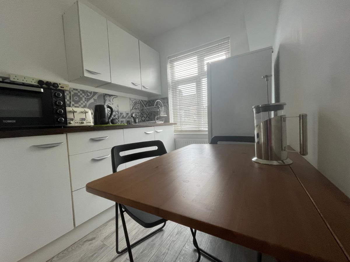 Entire House Floor Perfect For Couples & Freelancers - Available For Single Too Hotel Londra Exterior foto
