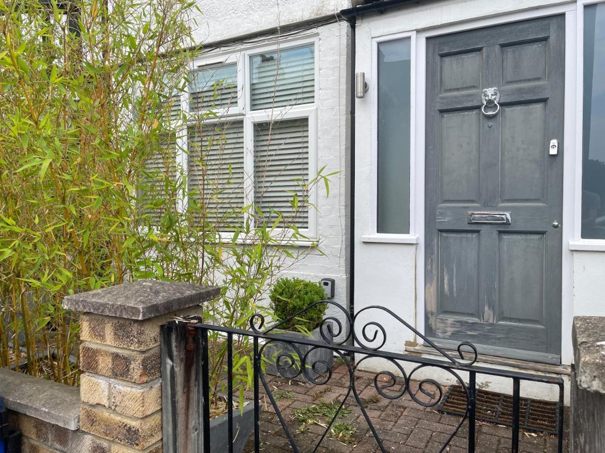 Entire House Floor Perfect For Couples & Freelancers - Available For Single Too Hotel Londra Exterior foto