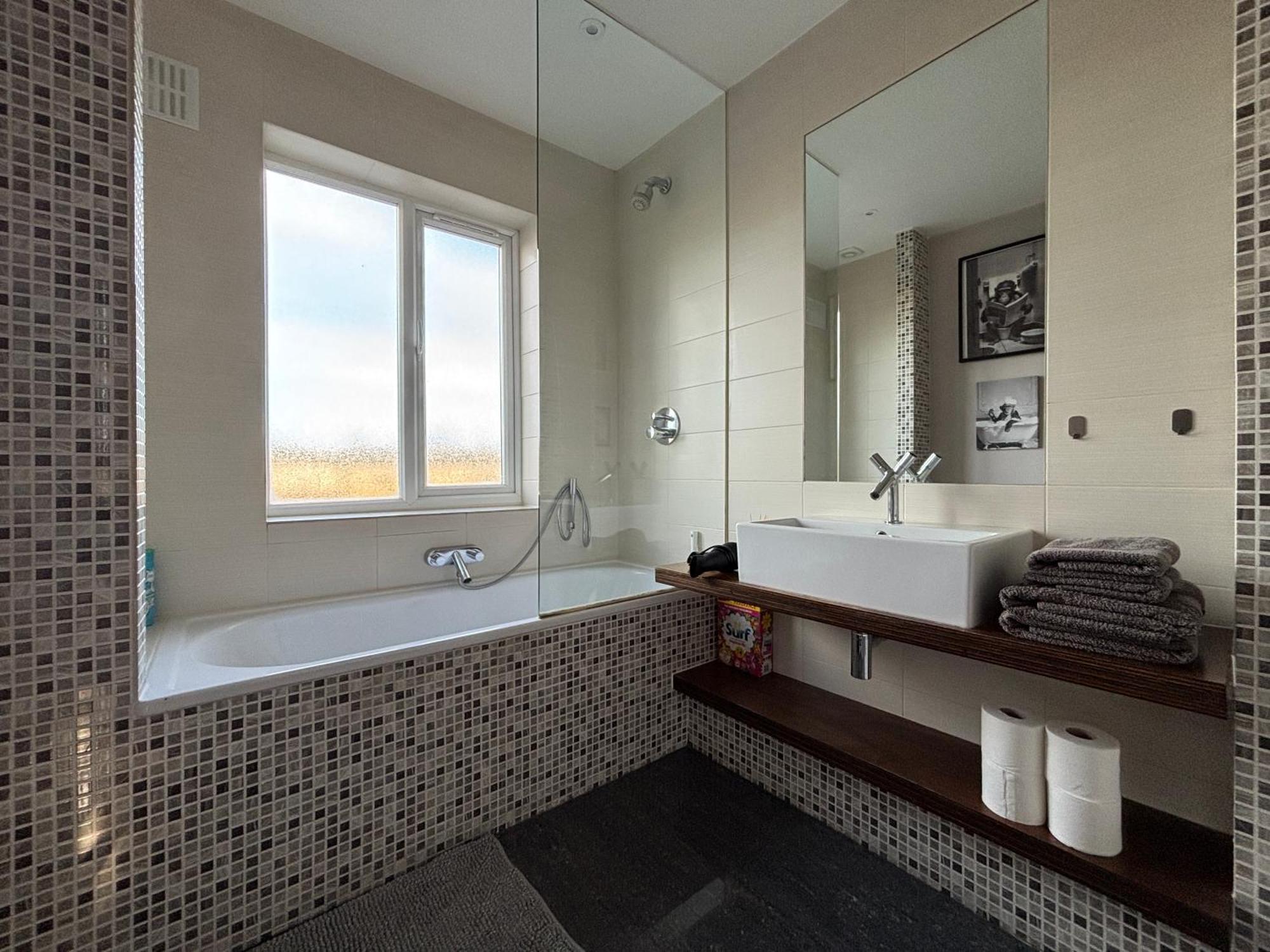 Entire House Floor Perfect For Couples & Freelancers - Available For Single Too Hotel Londra Exterior foto